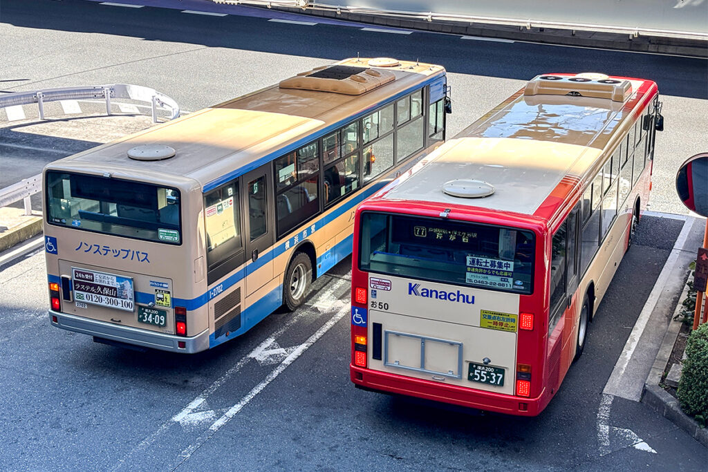 長方形がキホンな路線バスのテールランプ!!　 ほかの形をしているものもあるのか?