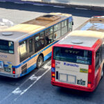 長方形がキホンな路線バスのテールランプ!!　 ほかの形をしているものもあるのか?