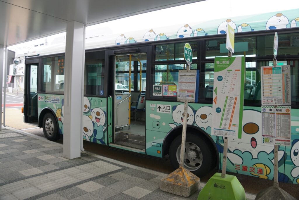 三重交通の中型ラッピング車