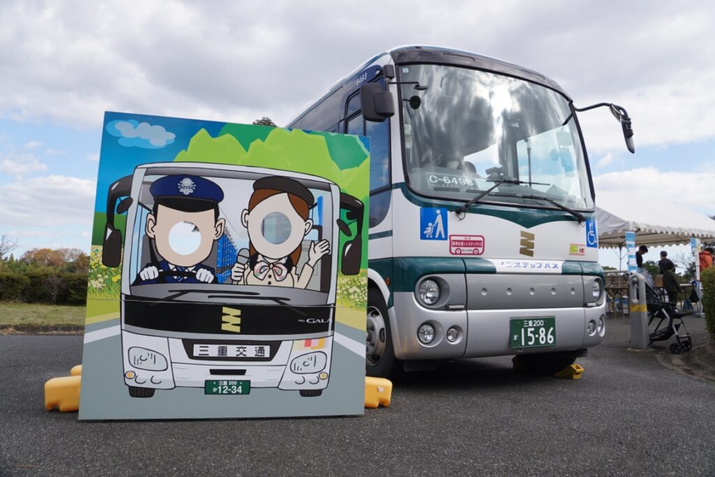 イベントではおなじみの顔出しパネルはガーラのエンブレムだけが異様にリアル？