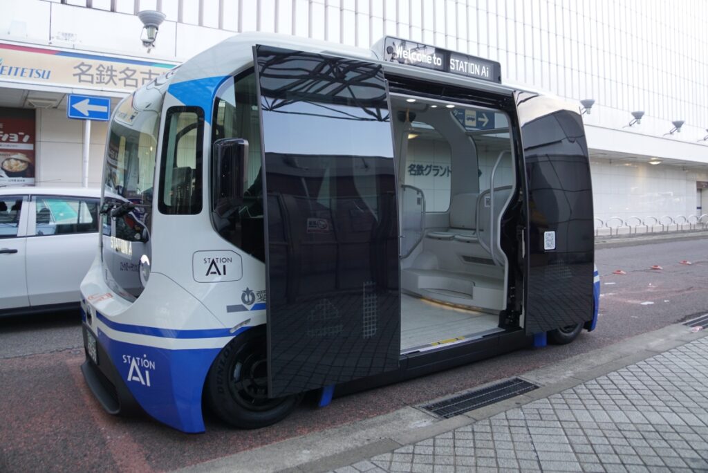 容積を確保するためプラグドアにするしかないのだろう