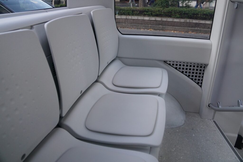 後部の座席は前向きに4席設置