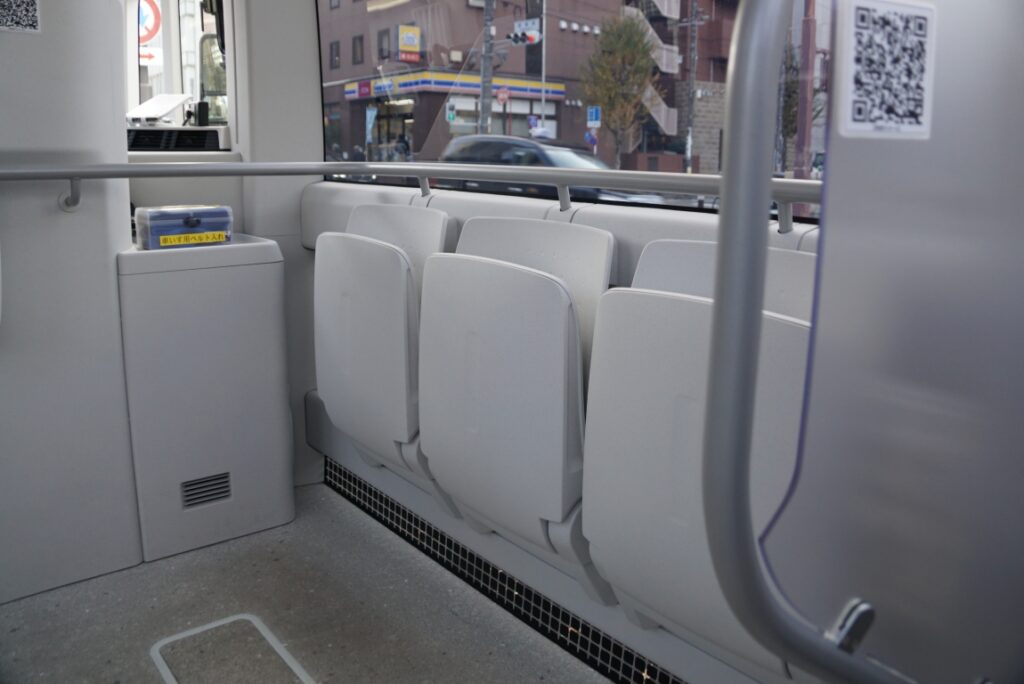 側面座席は跳ね上げ式の横向き