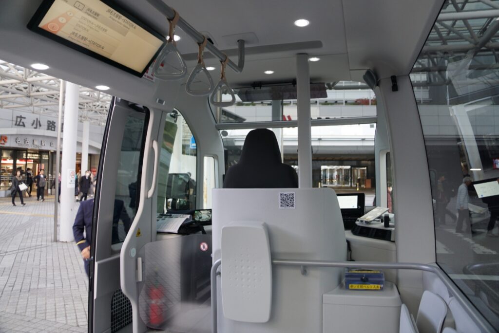 運転席は真ん中なのも新しい?