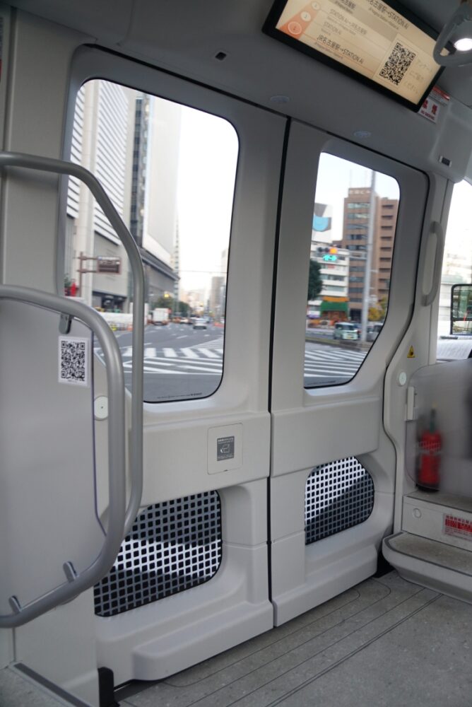 扉はプラグドアなので外側に開く