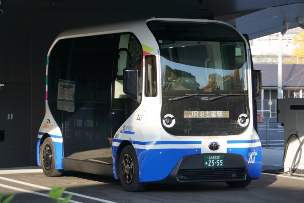 2ナンバーなので立席を含めて定員は11名以上で中型二種以上が必要