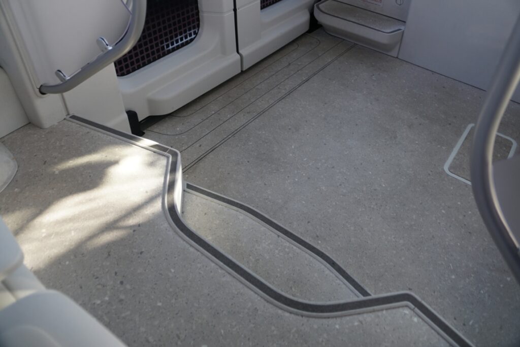 前方のスペースでは立席人員も知れているができるのとできないのとでは大違い?