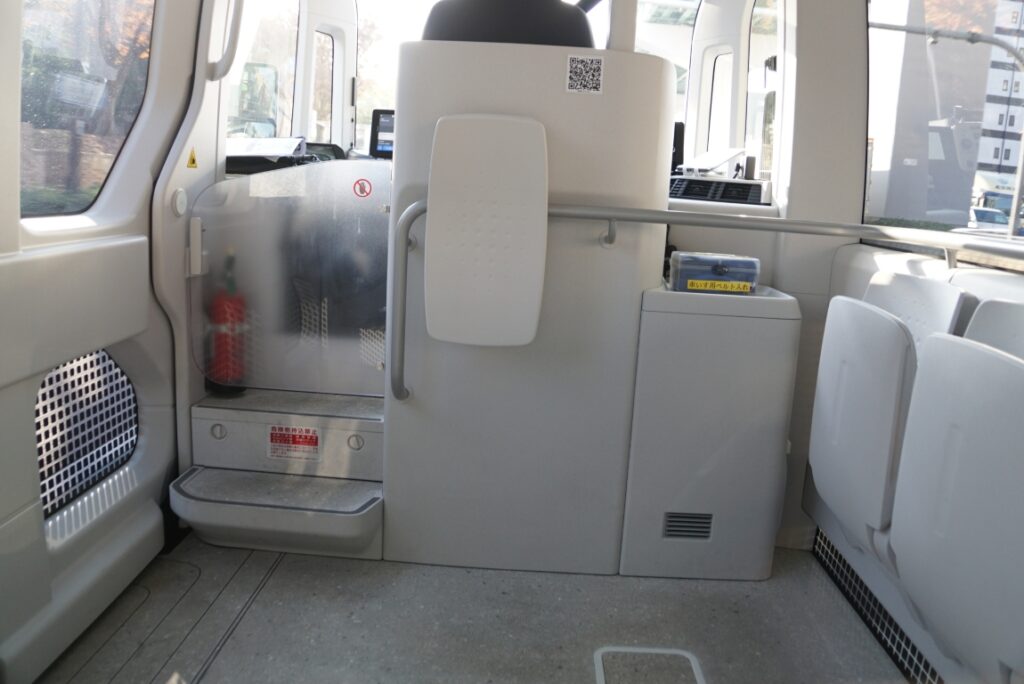 現状では運賃箱を設置する場所はなさそうだ