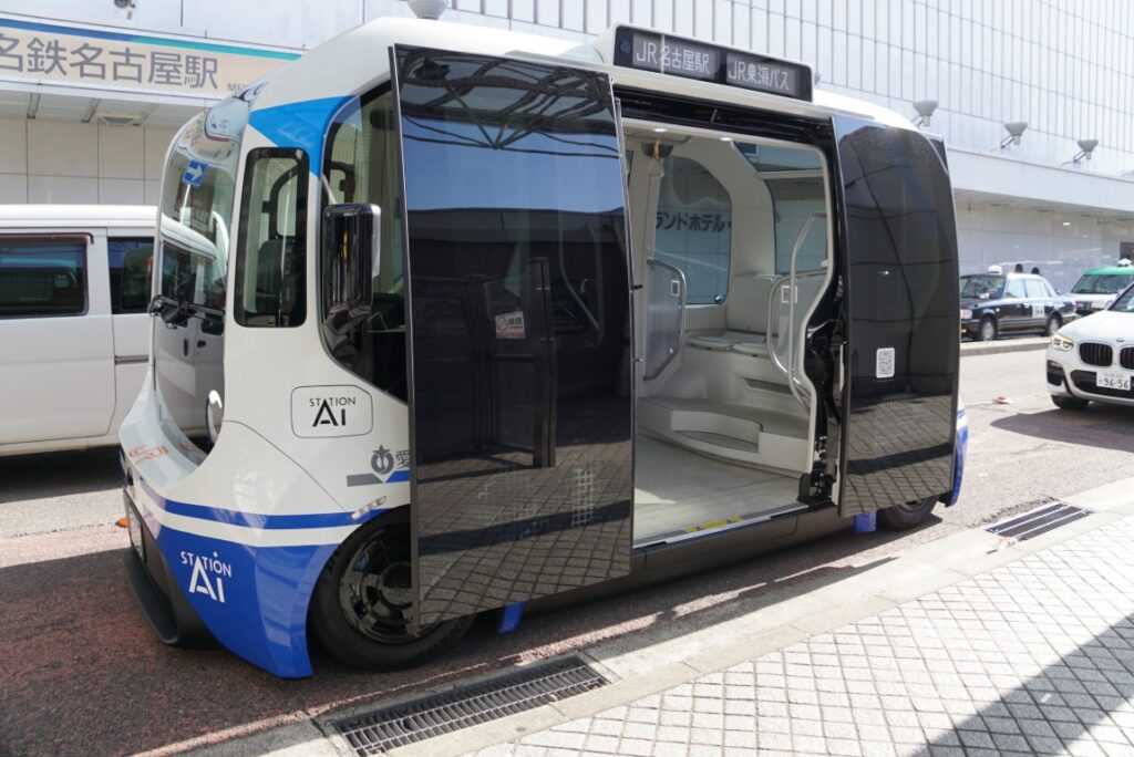 方向幕は上部に設置