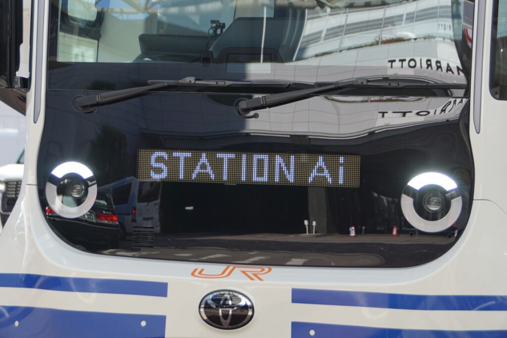 前面方向幕はスペースの都合上か前照灯間に設置する高速車方式?