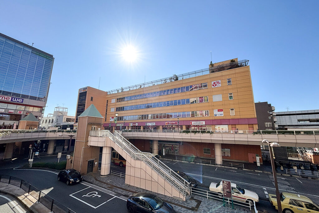 JR橋本駅北口。ペデストリアンデッキ下にバスロータリーがある