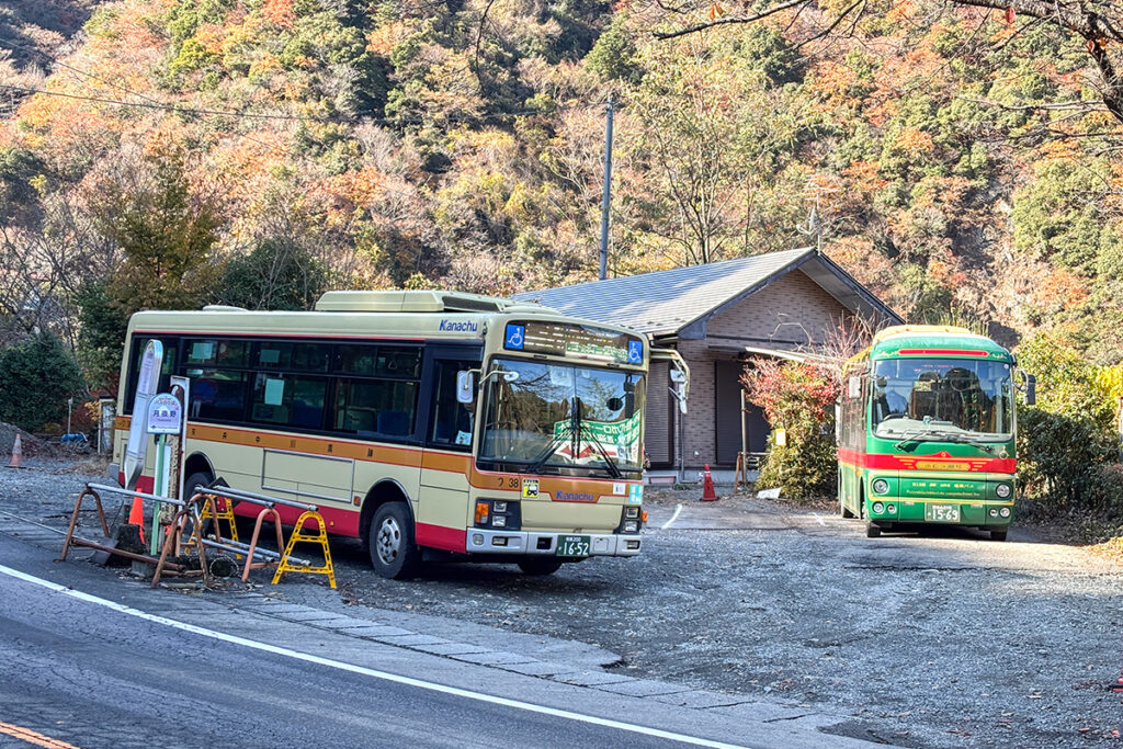 月夜野では神奈中バス/富士急バスの一部便への接続が取られている