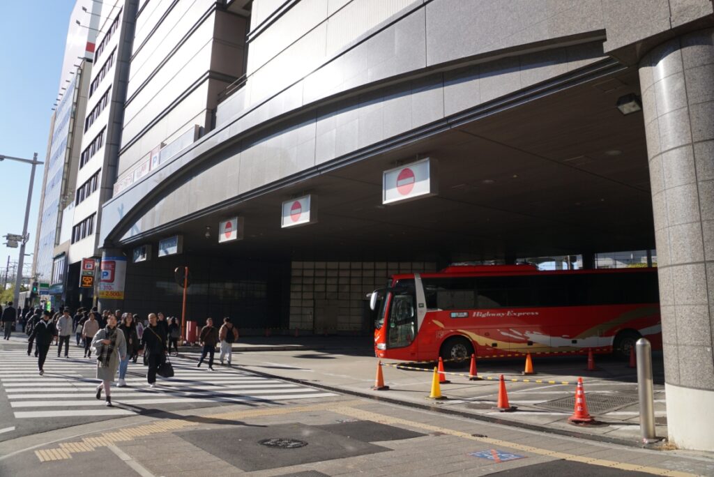 多くのバスが吸い込まれ出ていく様はバスターミナルの原風景だ