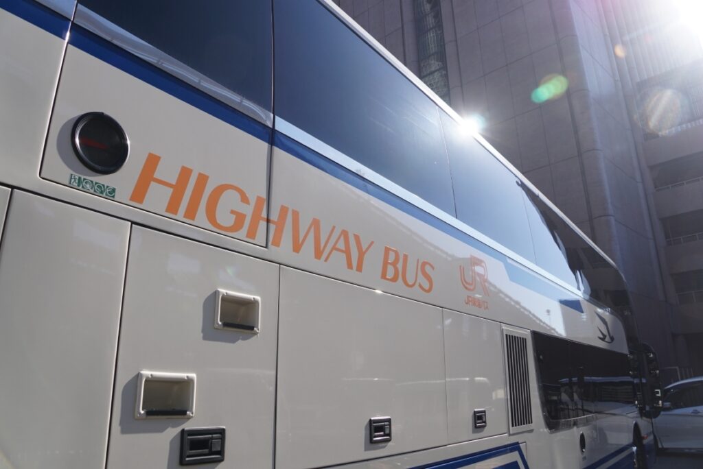 非常口下の「穴」は脱出の際に使用する足掛け!