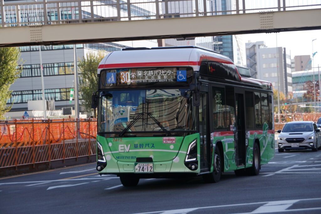 閉鎖後はしばらく路上バス停での営業が続く