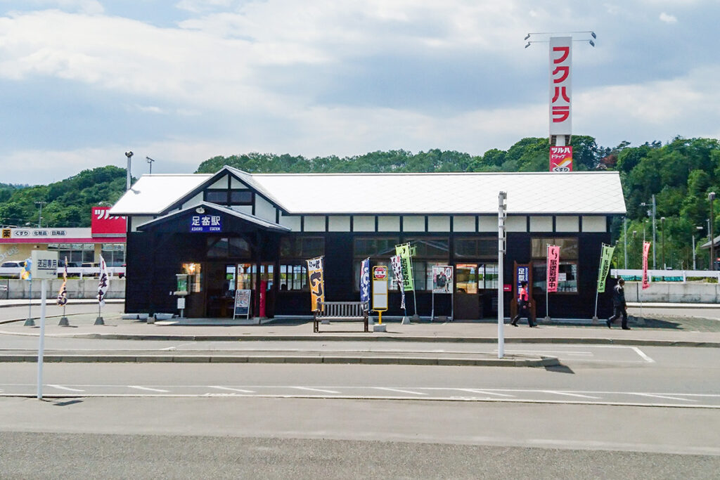 旧足寄駅の駅舎を復元したカフェ。代替バスが立ち寄る足寄バス停はこの建物の前にある