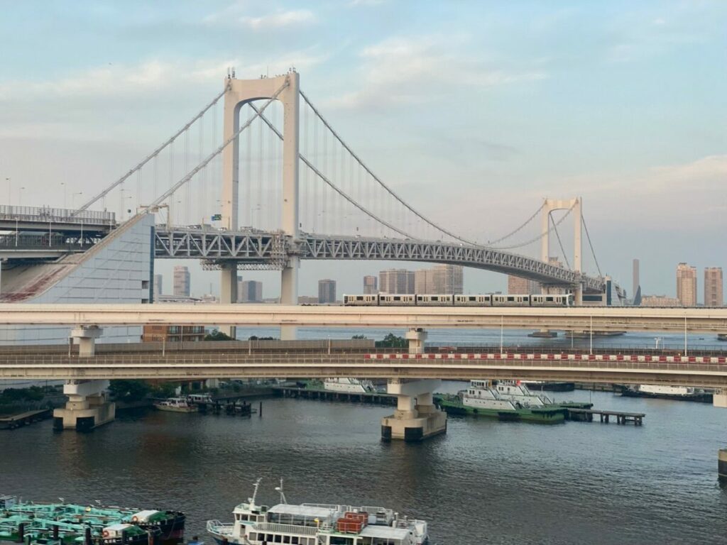 こういうわかりやすい車窓ならばネタはたくさんあるのだが