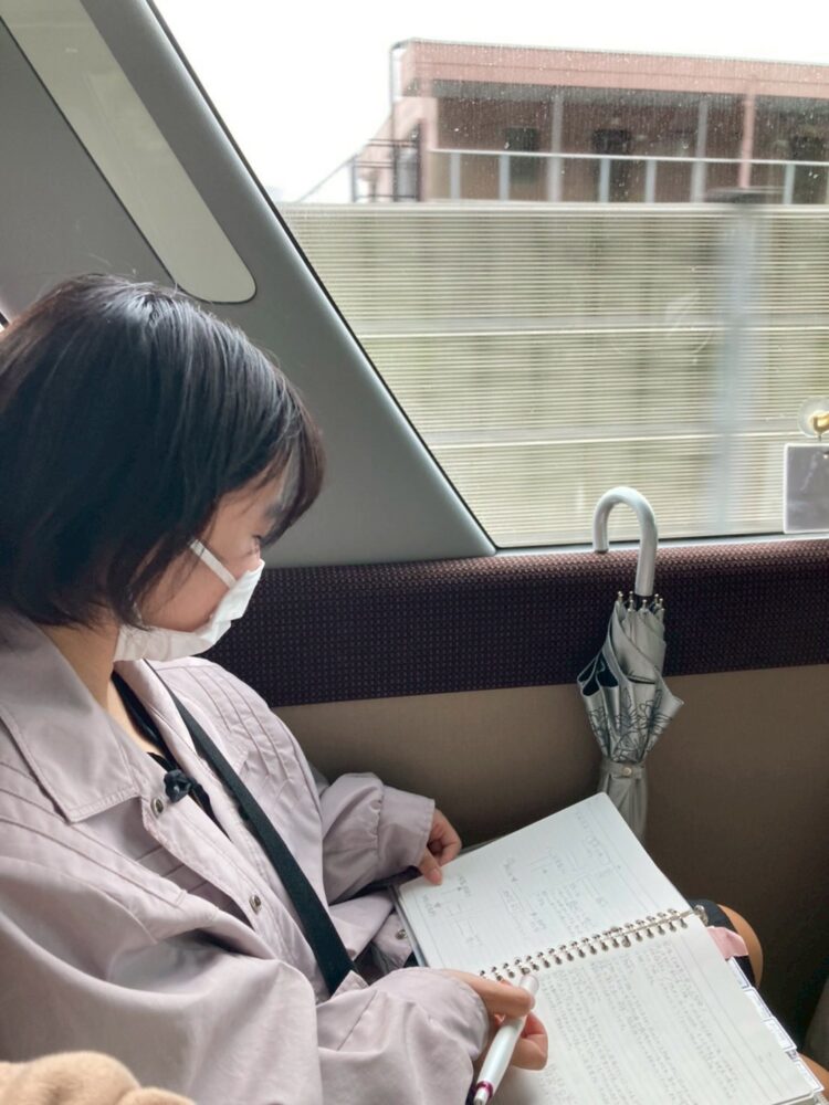 バス車内で勉強中の筆者