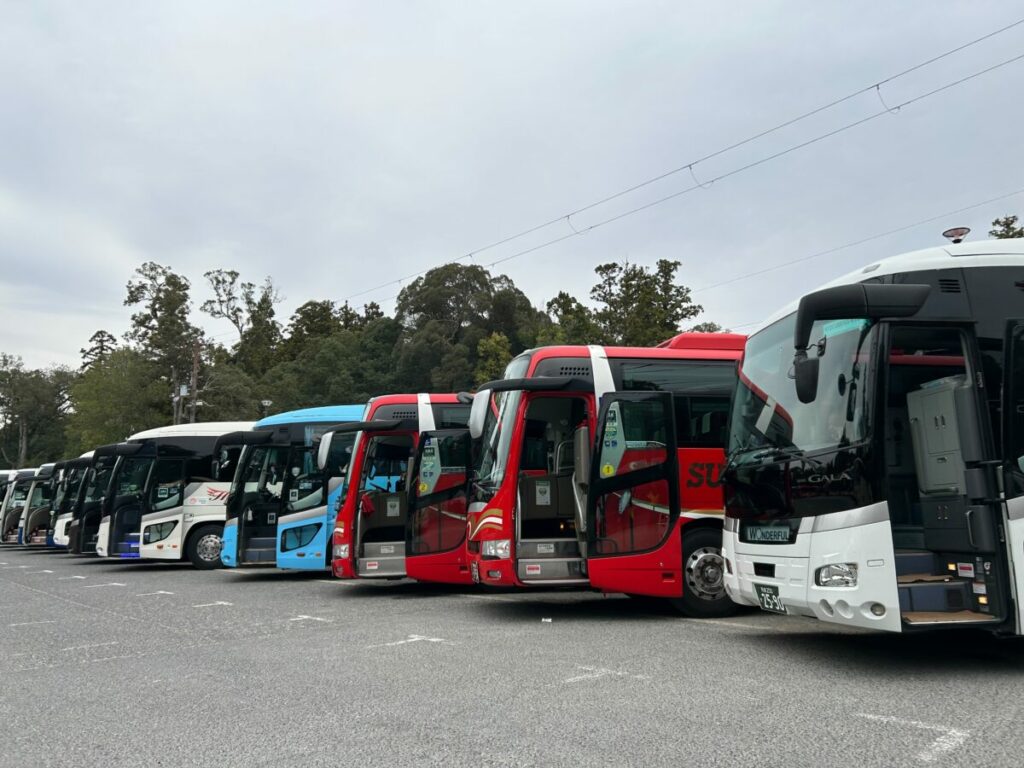 著名な観光地では各社の貸切バスが並ぶ