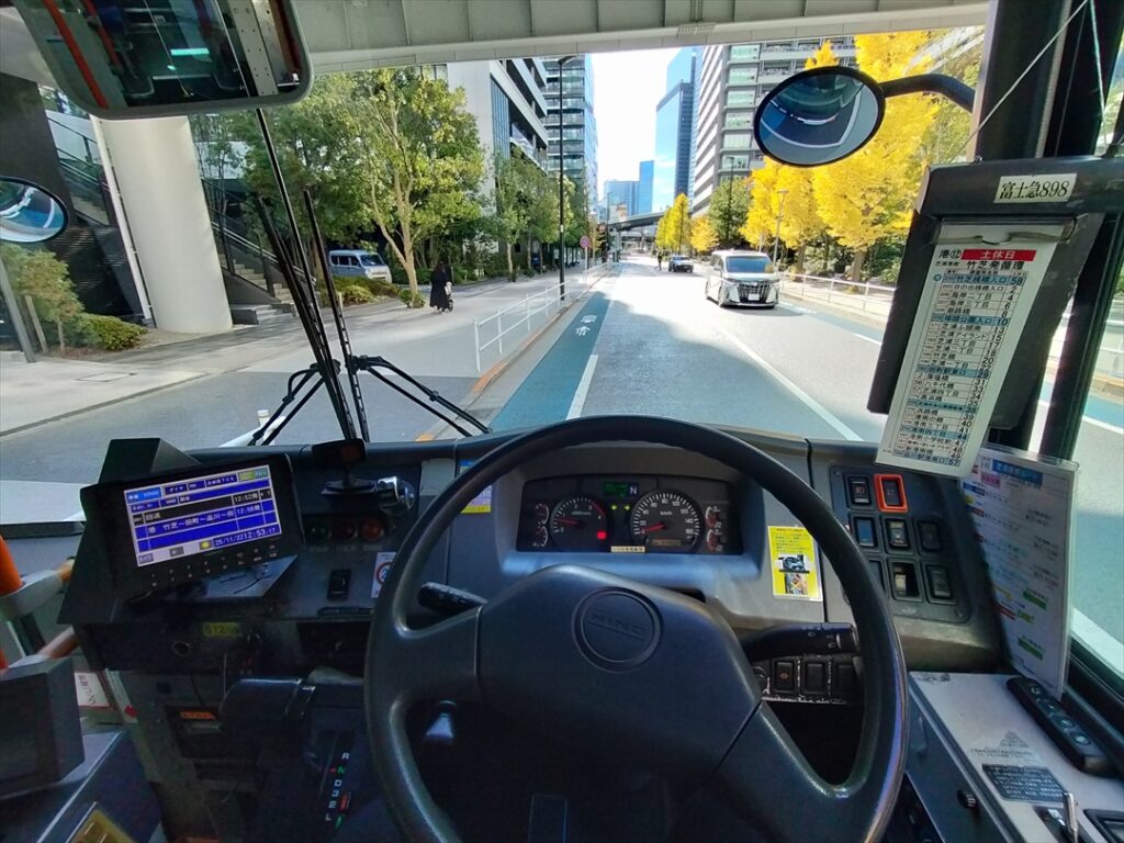 運転席は広いがA4サイズの書類を置いておく場所はない