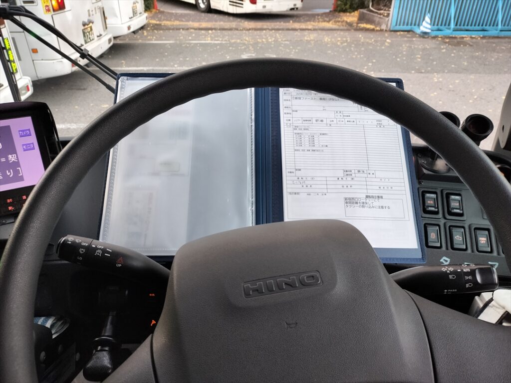 バインダーとクリアファイルが一体になっているので複数の書類がある貸切運行では便利