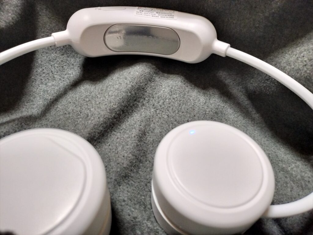 金属部分がペルチェ素子ブレードでここが冷たくなり首筋を冷却する