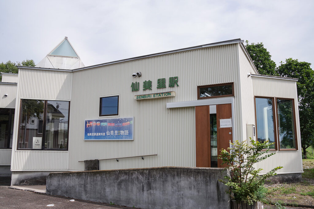 途中の仙美里でも数分停車。駅舎がそのままバス乗り場に転用されている
