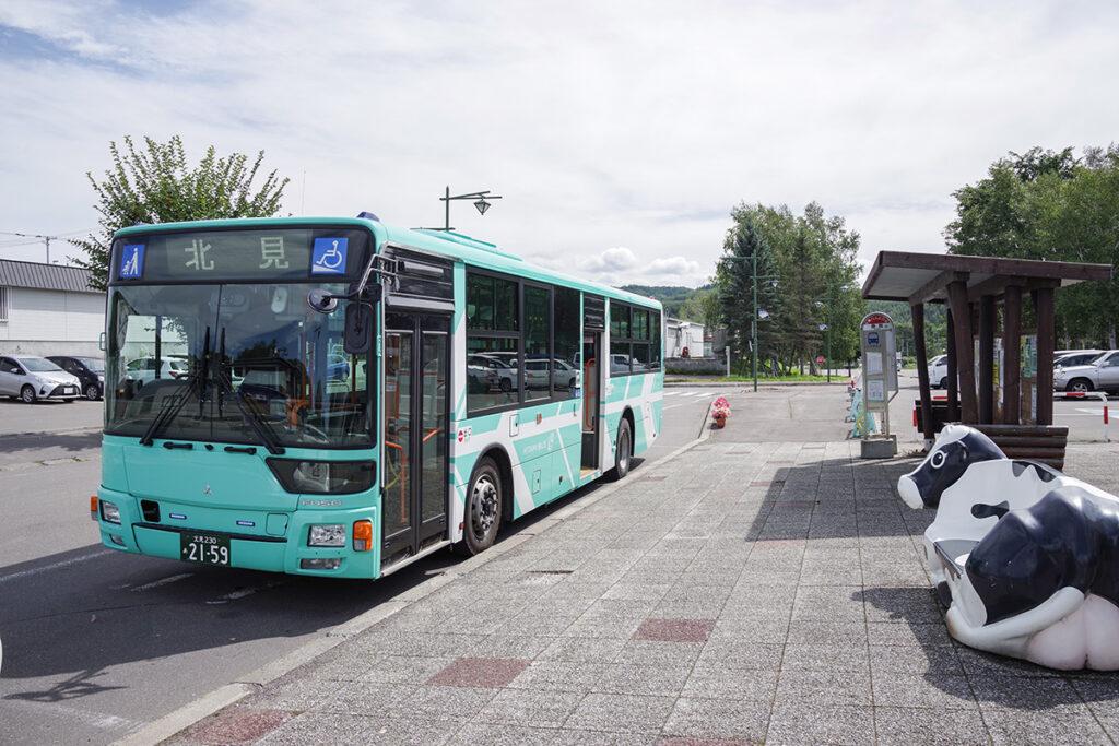 陸別バス停に北見行きの北海道北見バス 陸別線が停車中