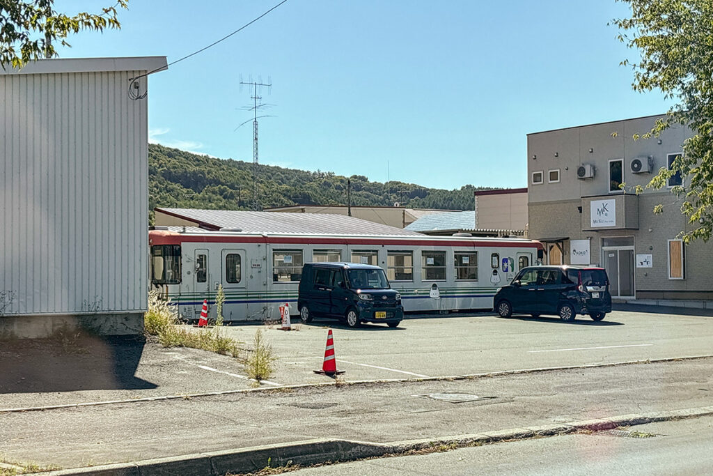 バスからも見えるCR70形ディーゼルカーのダルマさん。おにぎり店のイートインスペースに使われているそう