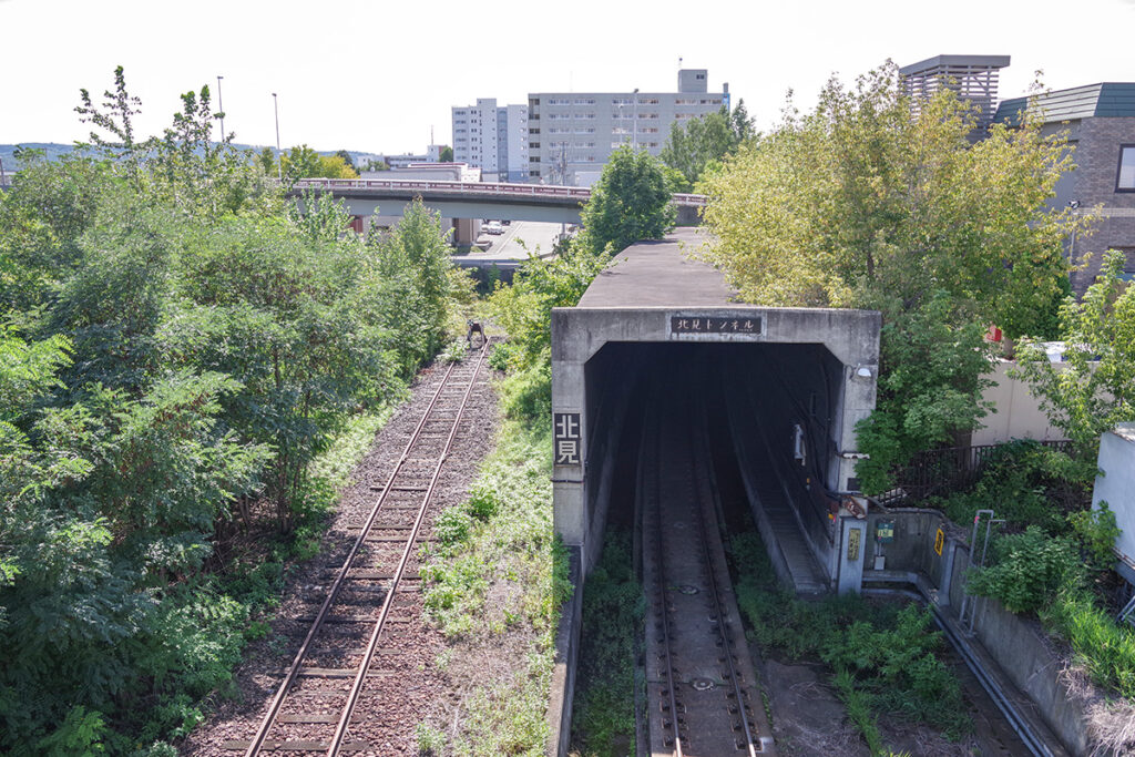 北見駅の少し先にある北見トンネル（右）。左のレールは元々ふるさと銀河線へと続いていた