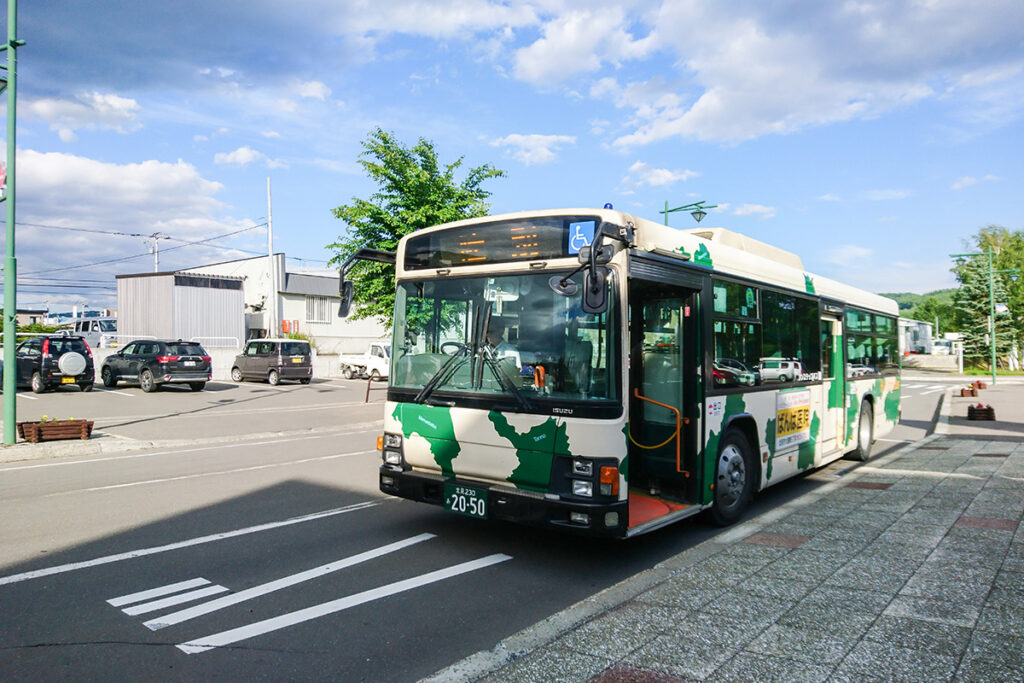 2018年の陸別訪問時に利用した牛カラーのいすゞエルガ