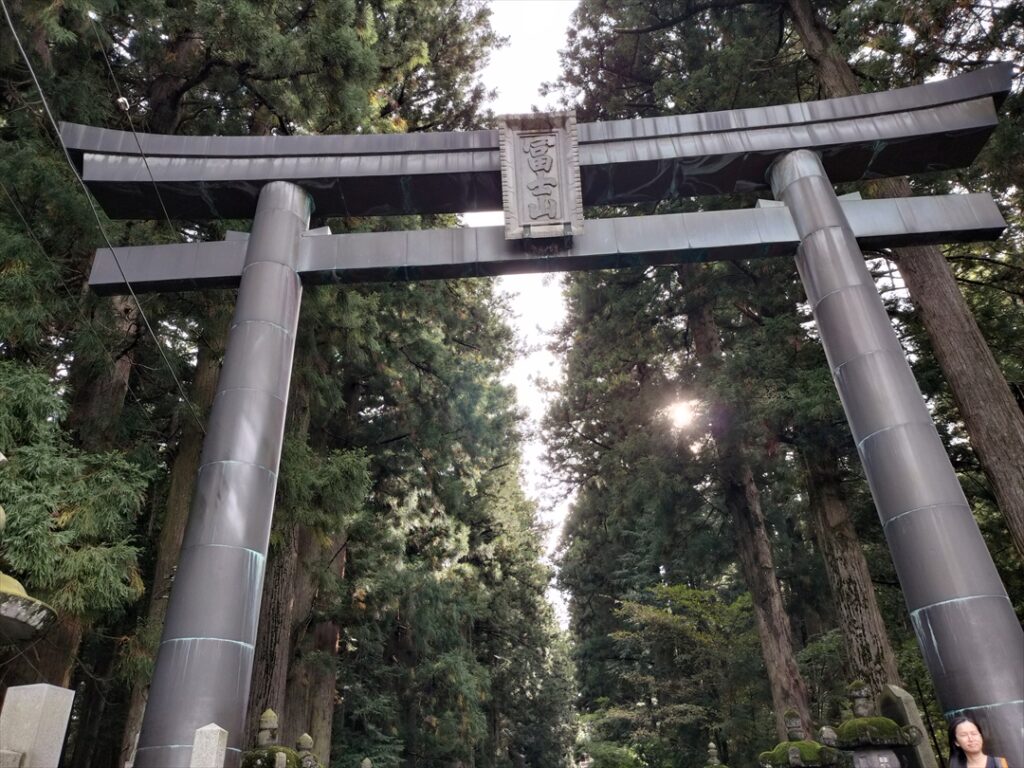 参道は一直線に本殿に伸びる