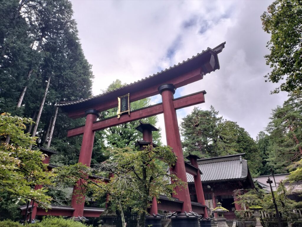 帰りに振り返ると場所により異なる雄大さが見える大鳥居