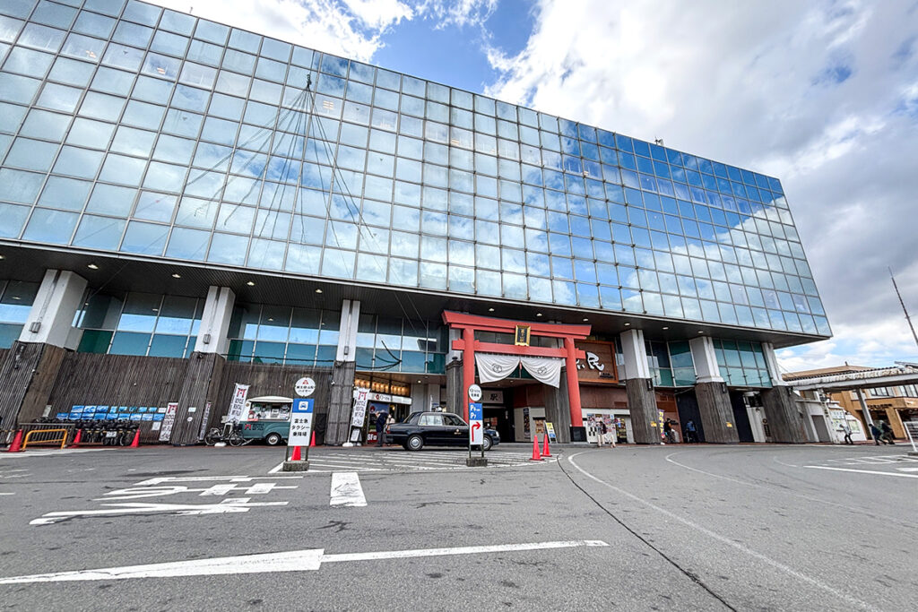 鳥居がワンポイントな富士急線の富士山駅前
