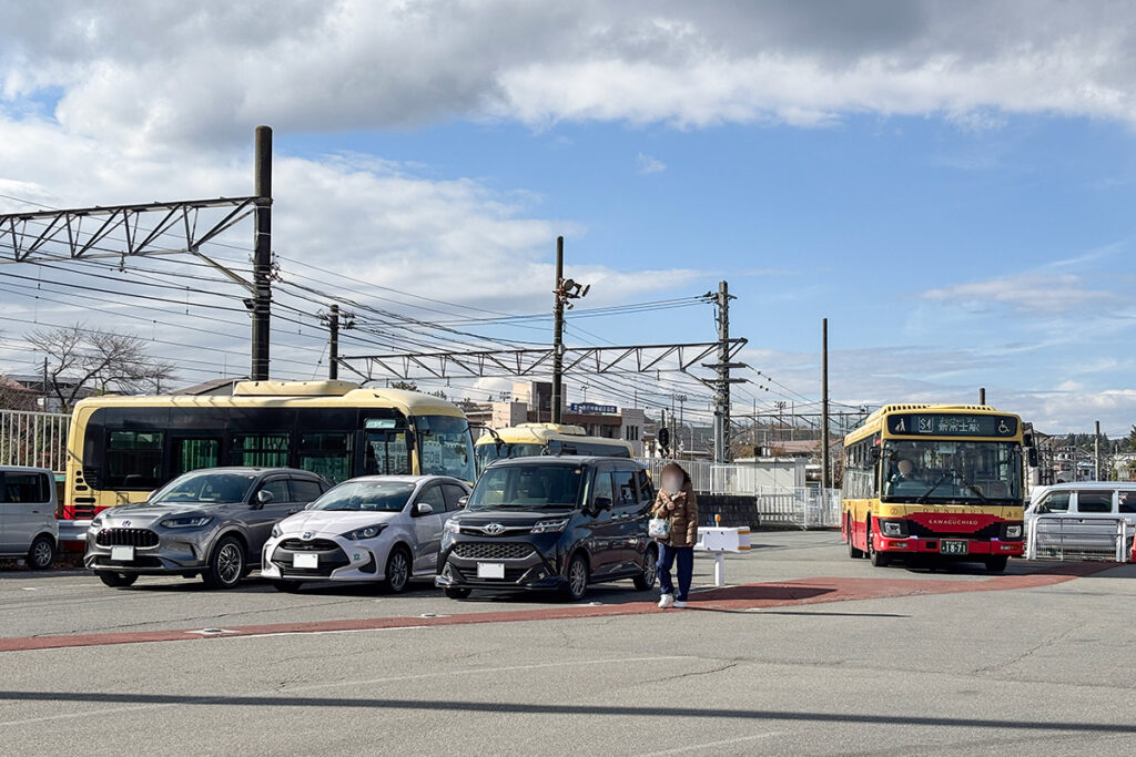 訪問当日のS4系統は河口湖周遊バスカラーの大型路線車による運行