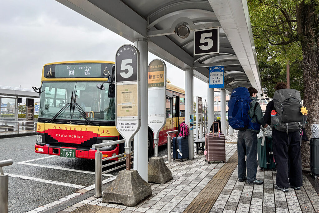 思いがけずハードコアなバス旅を体験することに