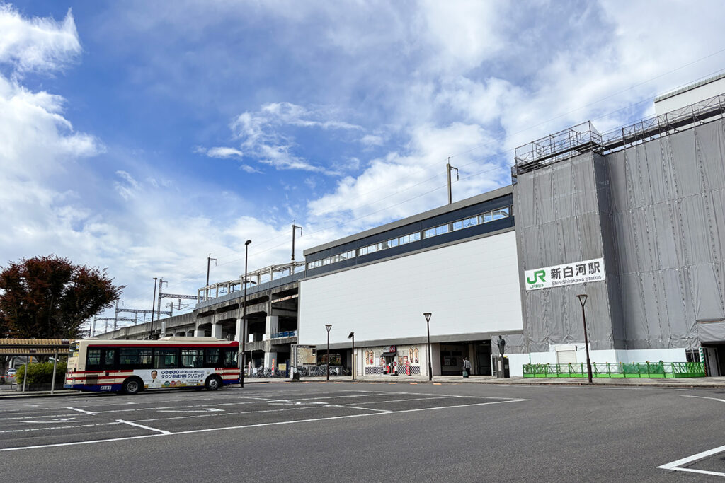 新白河駅の東口。訪問当日は駅舎の工事が行われていた