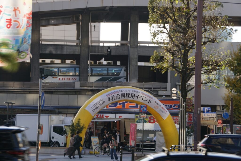 午後に行ったのですでに落ち着いた後の会場