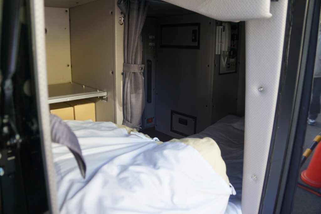 仮眠室からは車内にも車外にも出入り可能だ