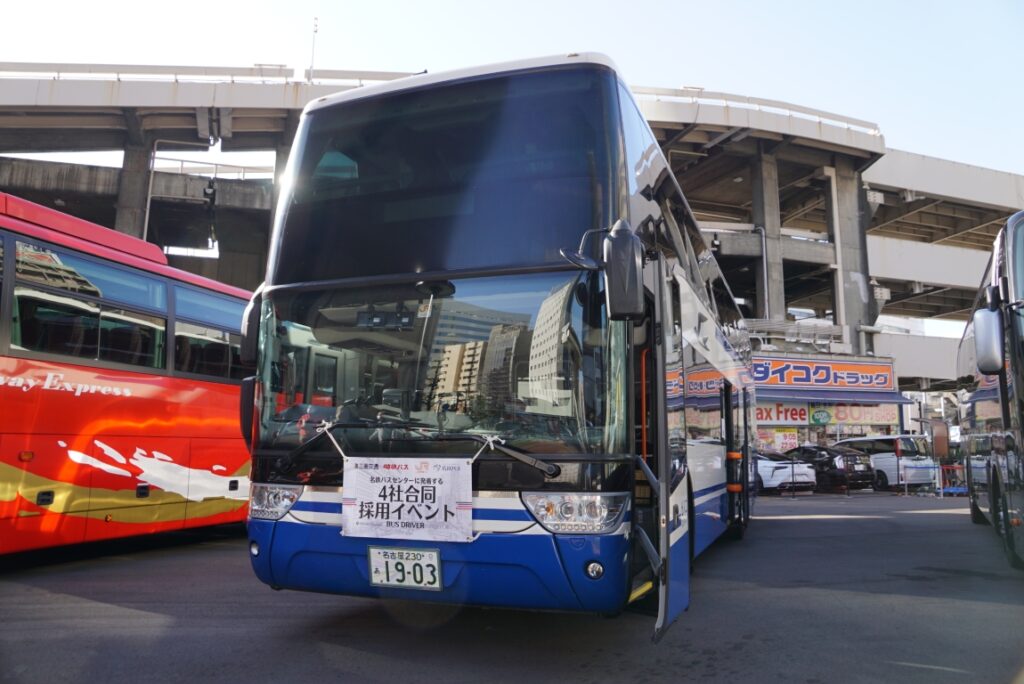 スカニアの前扉は前に開く珍しいスイングドア