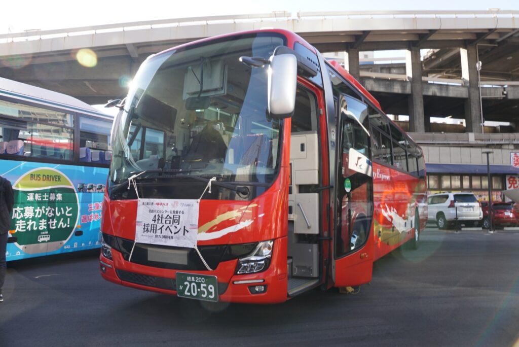 岐阜バスはエアロエースで登場