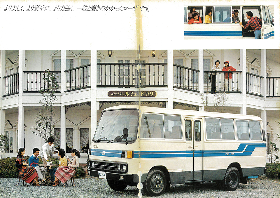 ヨーロッパをイメージしたカフェテラス前で撮影。CGではなくロケというのも時代を感じさせる