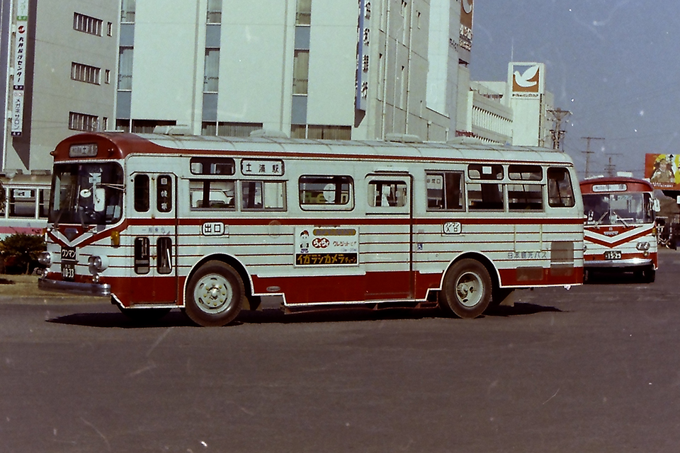 【写真1】土浦市を中心に運行していた日本観光バス1982年ごろまで薄いグレーに赤いラインが入るオリジナルカラーだった。北村ボディのいすゞ BA30（1980年）