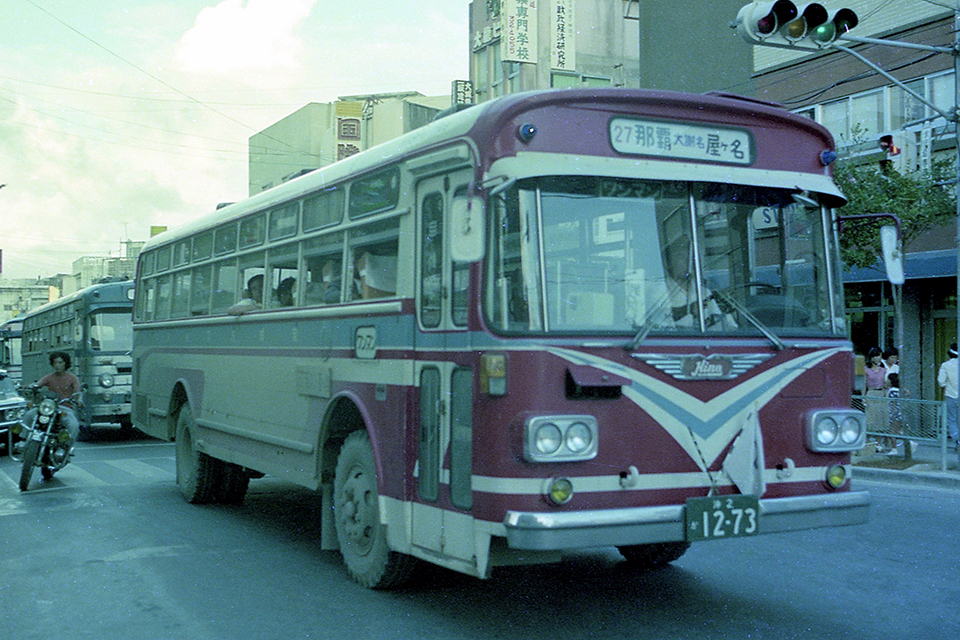 那覇の国際大通りを行く東陽バス、後方には那覇交通が続く。自動車が右側通行だった（1975年）