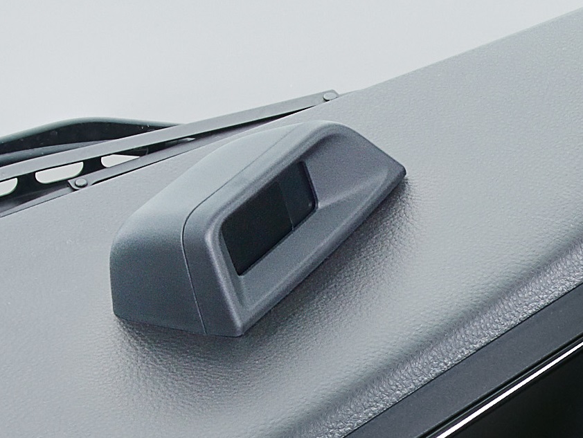 顔認識カメラはダッシュボードに！