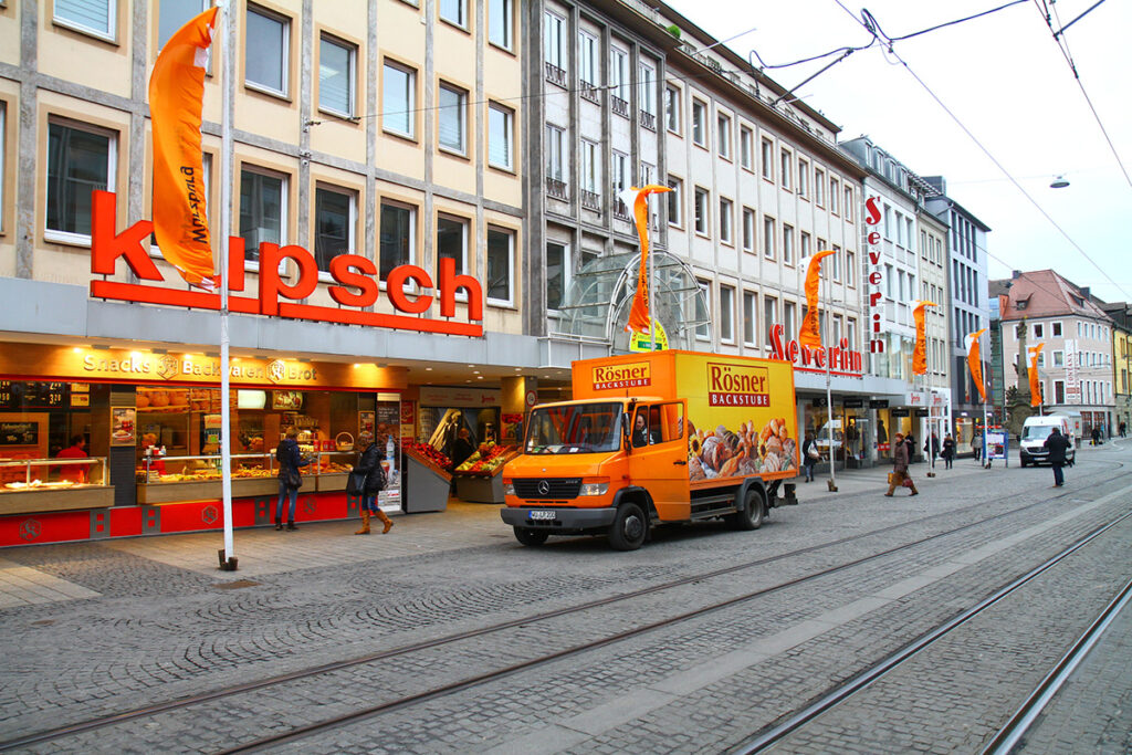 通行規制区間に乗り入れる配送車（ドイツ）。通行規制は配送の妨げにはならない