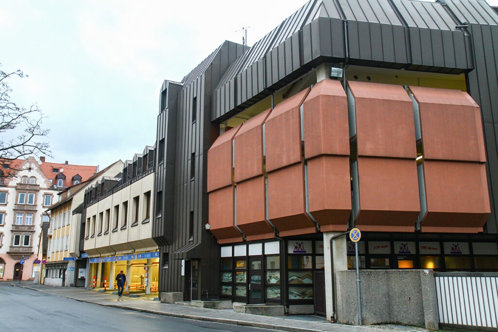 市内にある公共パーキング（ドイツ）。日本と異なり、空き地の民間の駐車場というものはない。行政の協力も必要だ