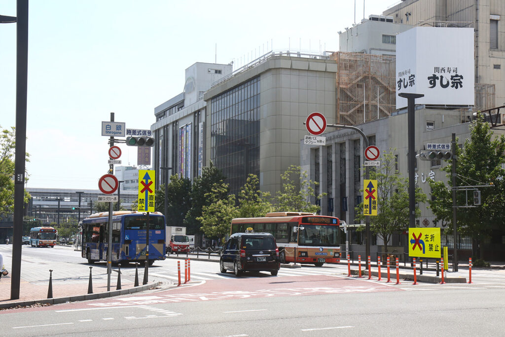 姫路駅前、大手前通りの交通規制区間。バスとタクシーだけが通行可能だ
