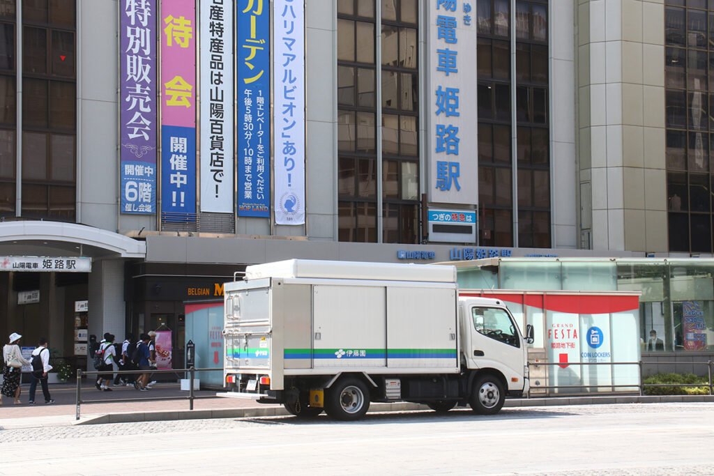 規制区間に乗り入れる配送車。公共交通機関以外の許可を得た車両も乗り入れ可能だ