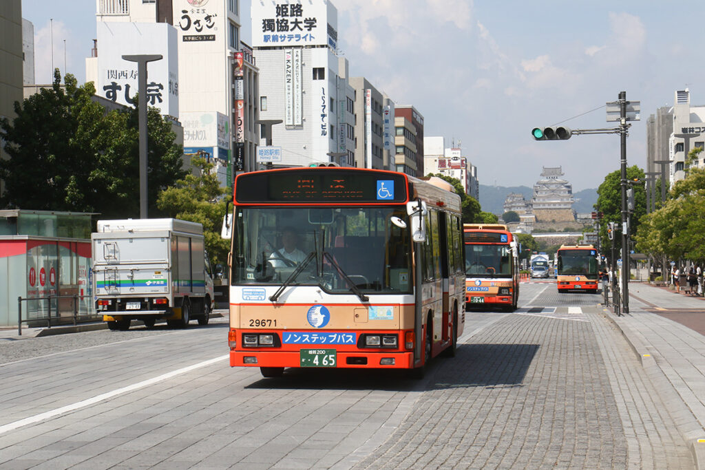 大手前通りを走る神姫バス。正面には世界遺産の姫路城を望む